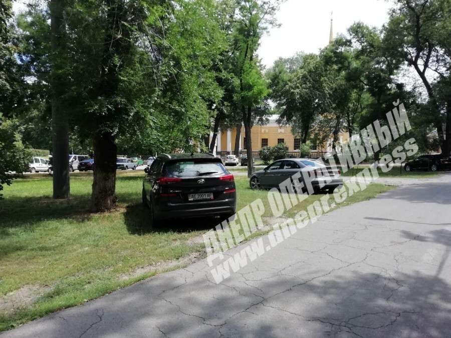 В Днепре автохамы паркуются на газоне в сквере на Соборной площади. Новости Днепра