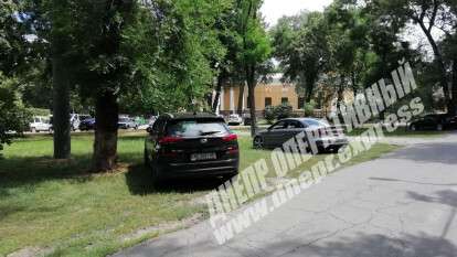 В Днепре автохамы паркуются на газоне в сквере на Соборной площади. Новости Днепра