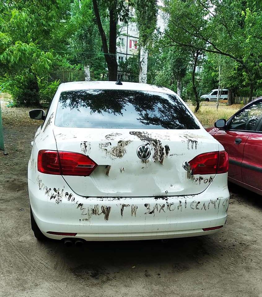 Креативный апгрейд Вашего авто: в Днепре дети разрисовали грязью машину  (Фото)