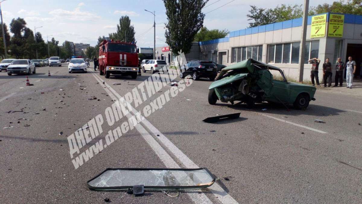 В Днепре на Маршала Малиновского BMW врезался в Жигули, мужчину и ребенка госпитализировали. Новости Днепра