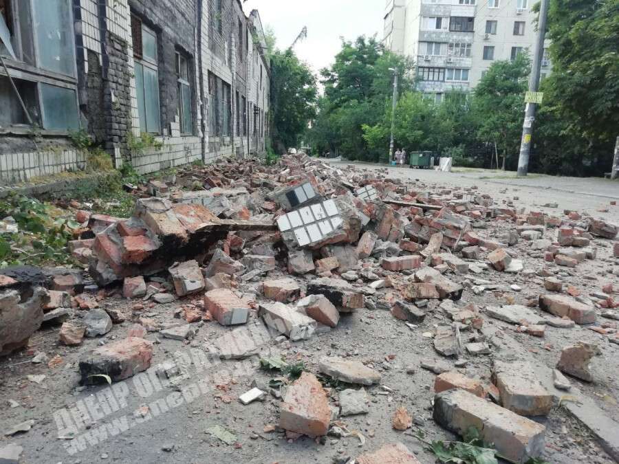 В Днепре на улице Драгоманова произошел обвал фасада здания, Новости Днепра