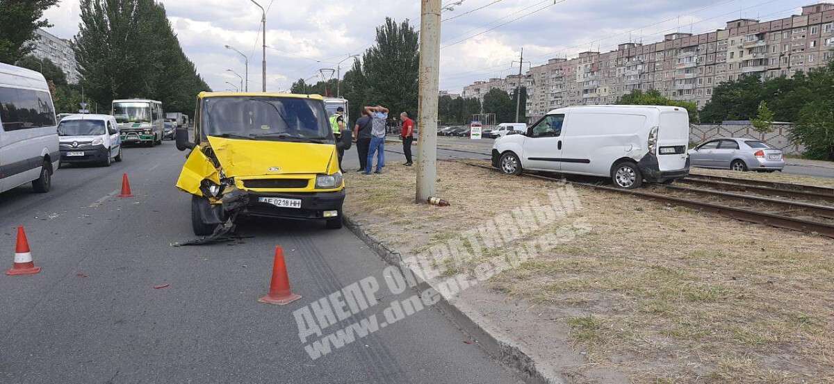 В Днепре на Донецком шоссе Fiat столкнулся с микроавтобусом, Новости Днепра