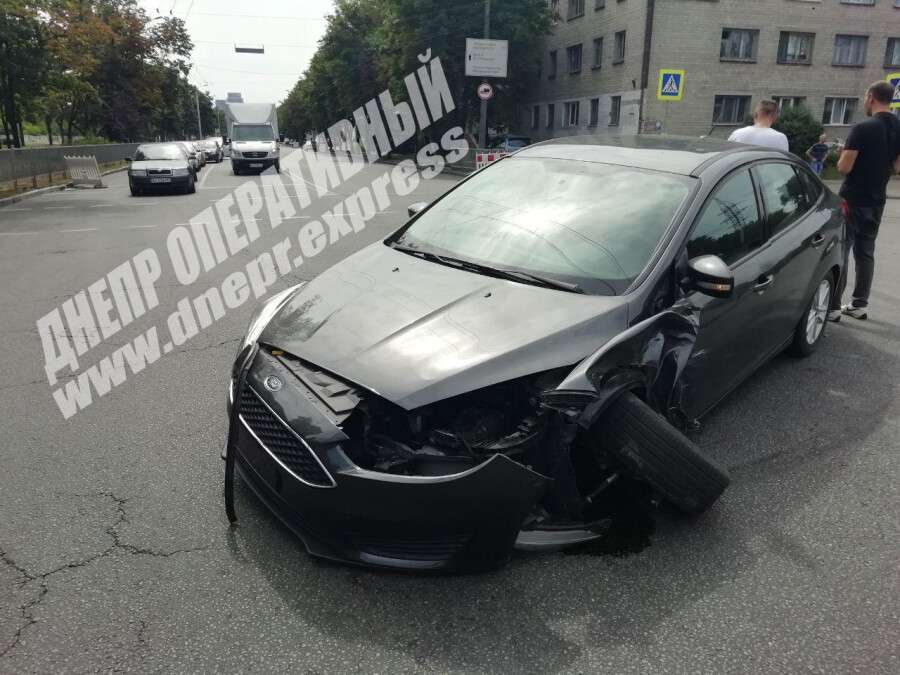 В Днепре на Сичеславской Набережной ВАЗ врезался в Ford. Новости Днепра