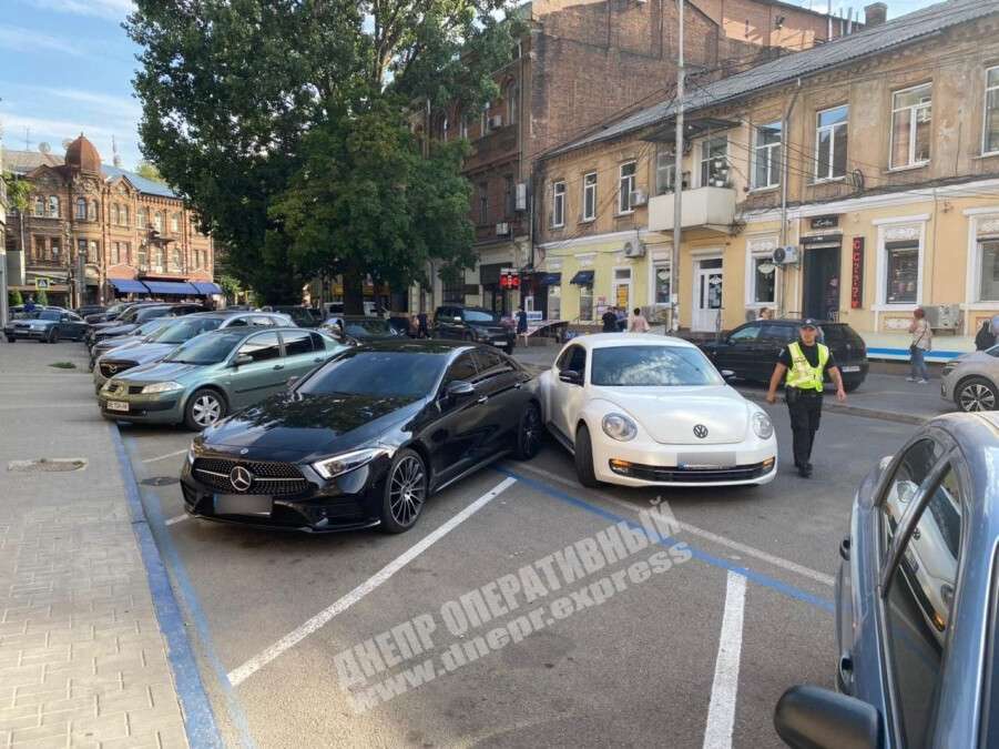 В Днепре в центре города Volkswagen зацепил Mercedes, Новости Днепра