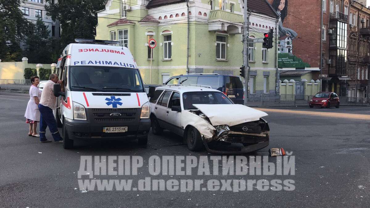 В Днепре в центре города Opel врезался в скорую. Новости Днепра