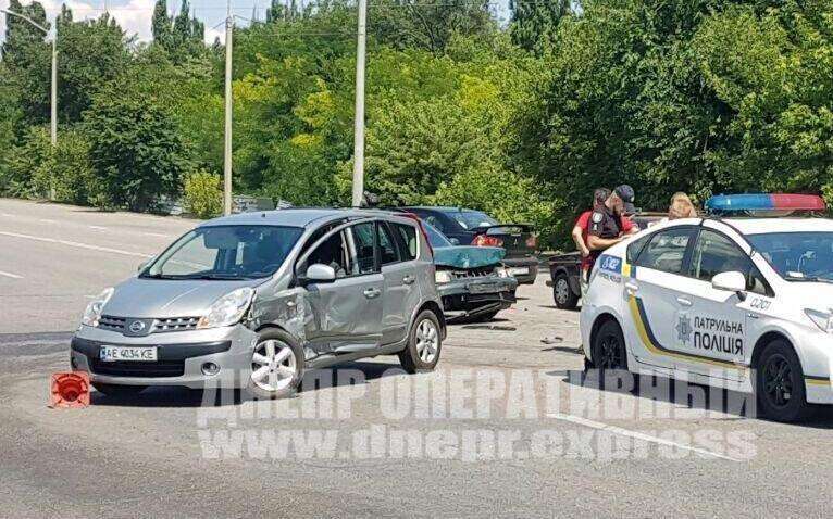 В Днепре на Запорожском шоссе Nissan влетел в Volkswagen, женщину и двоих детей госпитализировали. Новости Днепра