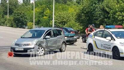 В Днепре на Запорожском шоссе Nissan влетел в Volkswagen, женщину и двоих детей госпитализировали. Новости Днепра