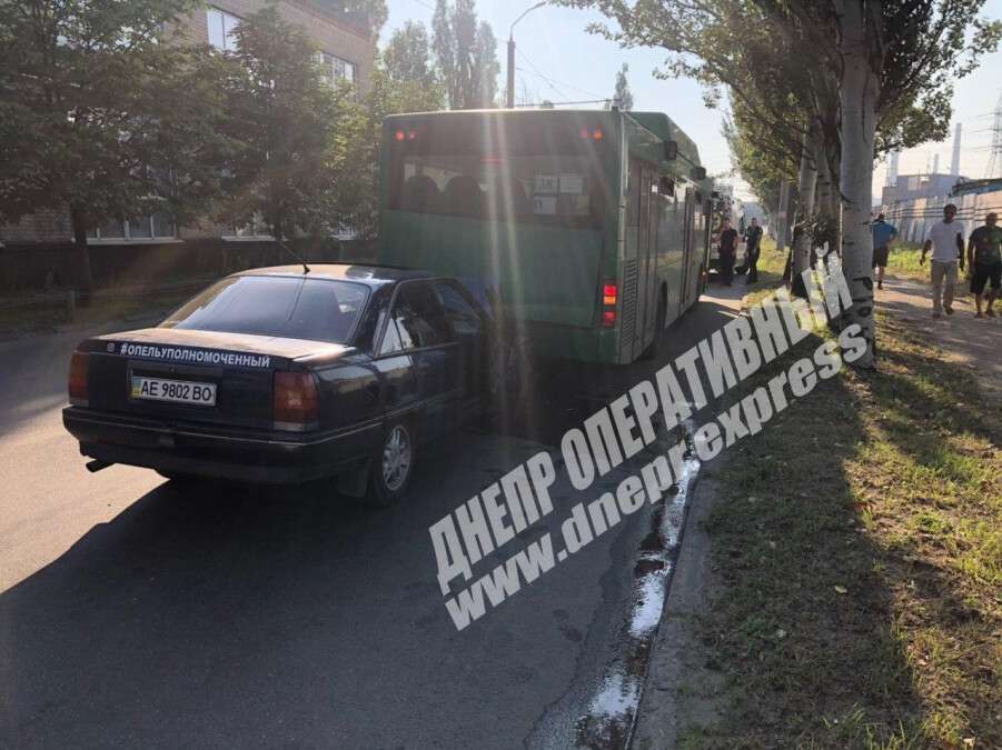 В Днепре на Каштановой Opel врезался в автобус, парня госпитализировали. Новости Днепра