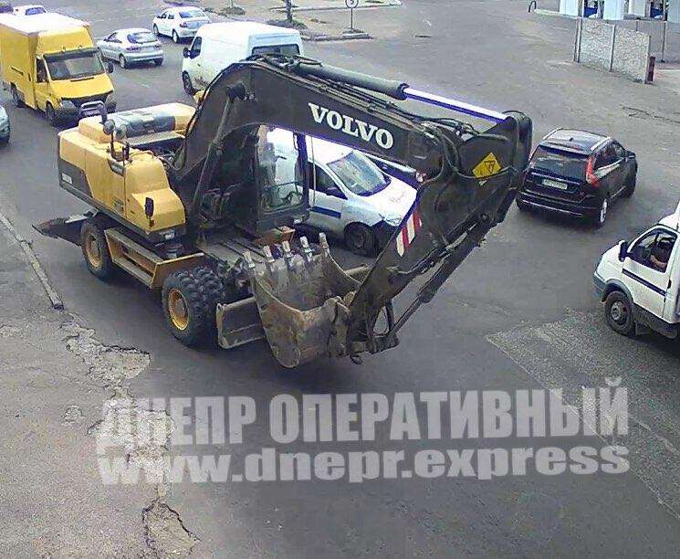 В Днепре на Василия Сухомлинского экскаватор врезался в Renault. Новости Днепра