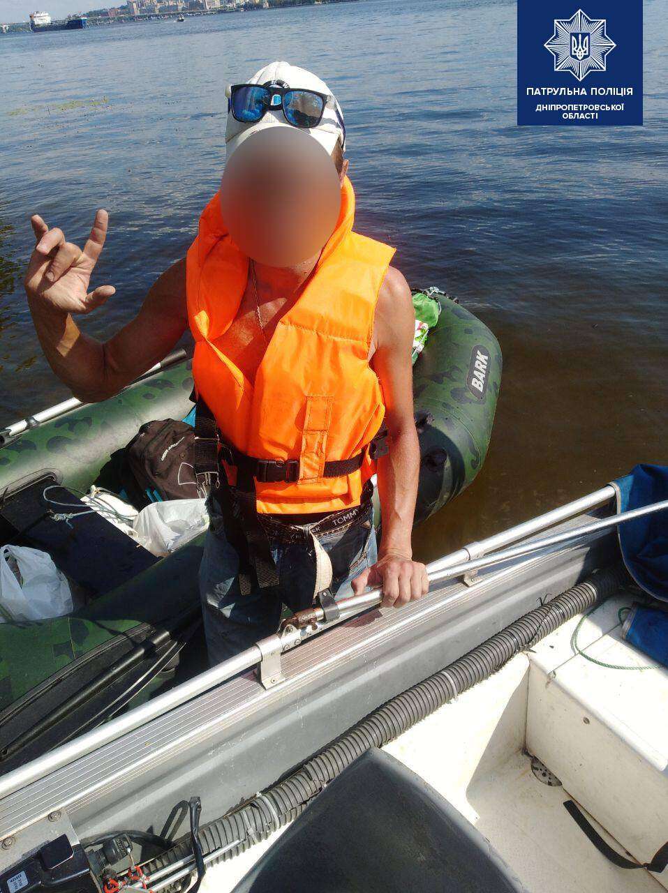 Водный патруль и спасатели 18 июля помогли отдыхающим добраться с острова Зеленый на Днепре к берегу..jpg