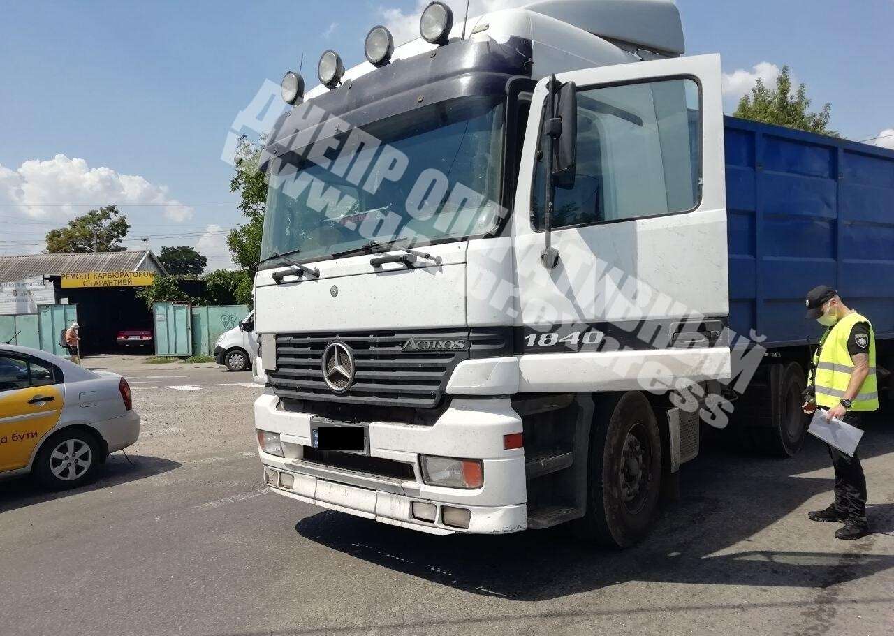 В Днепре на виадуке на Янтарной грузовик столкнулся с легковушкой.jpg