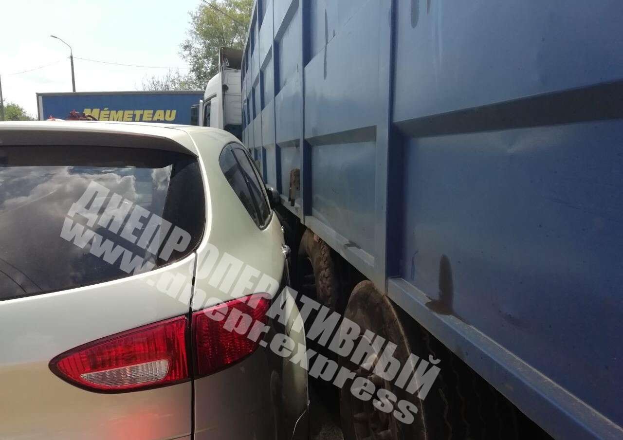 В Днепре на виадуке на Янтарной грузовик столкнулся с легковушкой.jpg