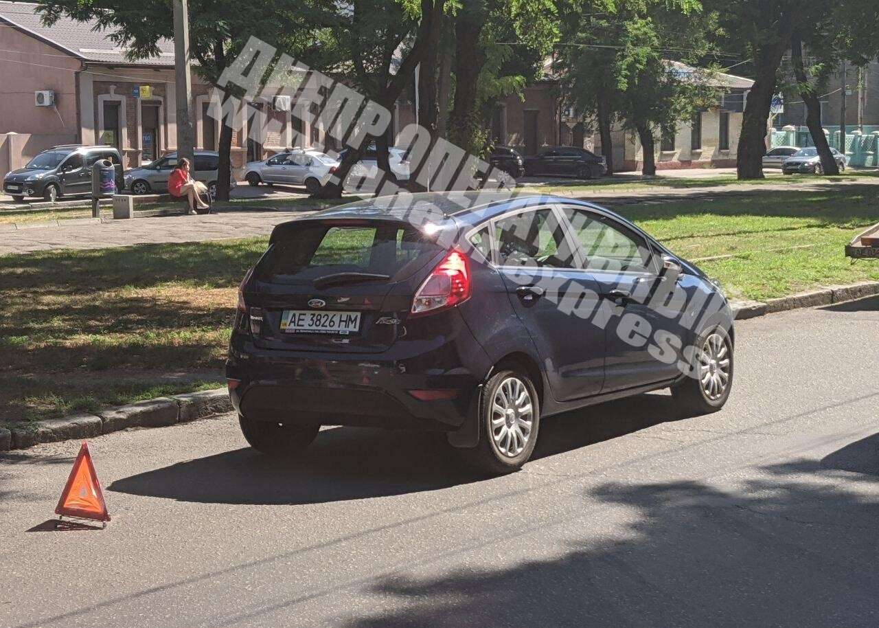 В Днепре на пешеходном переходе Ford сбил женщину.jpg