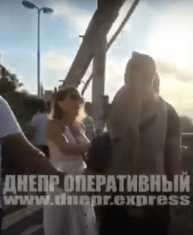 В Днепре на пешеходном мосту на Монастырский остров мужчина устроил дебош.png