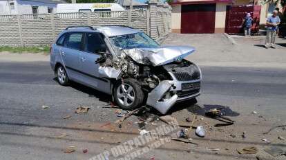 В Днепре на Новошкольной Skoda врезалась в автобус: водитель скрылся с места ДТП, Новости Днепра