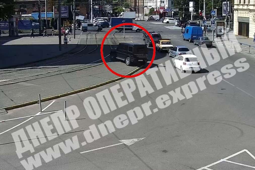 В центре Днепре водитель Mercedes каждый день паркуется на тротуаре. Новости Днепра