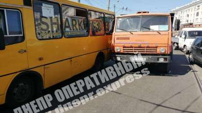 В Днепре на проспекте Яворницкого грузовик столкнулся с маршруткой, женщину госпитализировали. Новости Днепра