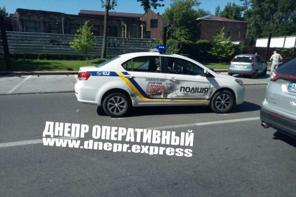 В Днепре на Владимира Антоновича Suzuki врезался в полицейское авто.jpg