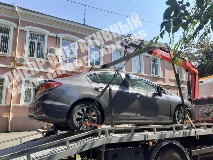 В Днепре вчера эвакуировали 34 автомобиля, припаркованных с нарушениями. Новости Днепра