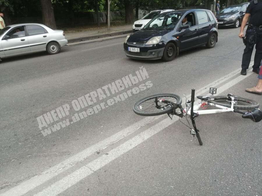 В Днепре на Запорожском шоссе велосипедист врезался в Toyota и хотел уехать с места ДТП, Новости Днепра