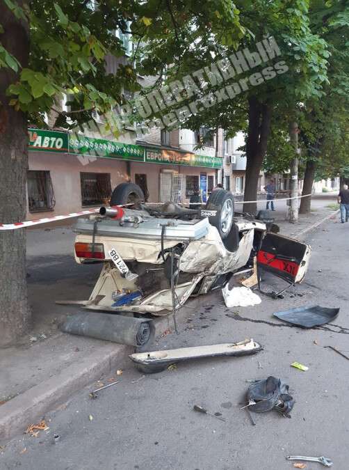 На Днепропетровщине автомобиль влетел в жилой дом и перевернулся: водитель сбежал с места ДТП, Новости Днепра