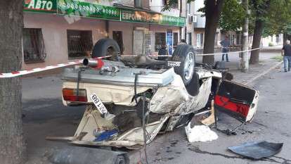 На Днепропетровщине автомобиль влетел в жилой дом и перевернулся: водитель сбежал с места ДТП, Новости Днепра