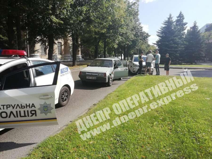 В Днепре на проспекте Гагарина Lada врезалась в Subaru. Новости Днепра