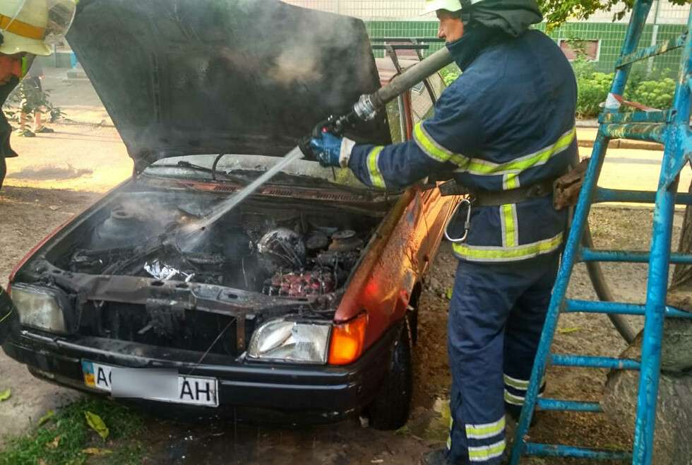 Под Днепром возле многоэтажки вспыхнул автомобиль.jpg