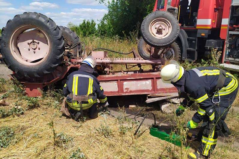 Под Днепром во время движения перевернулся трактор, погиб молодой парень, еще одного забрала скорая. Новости Днепра