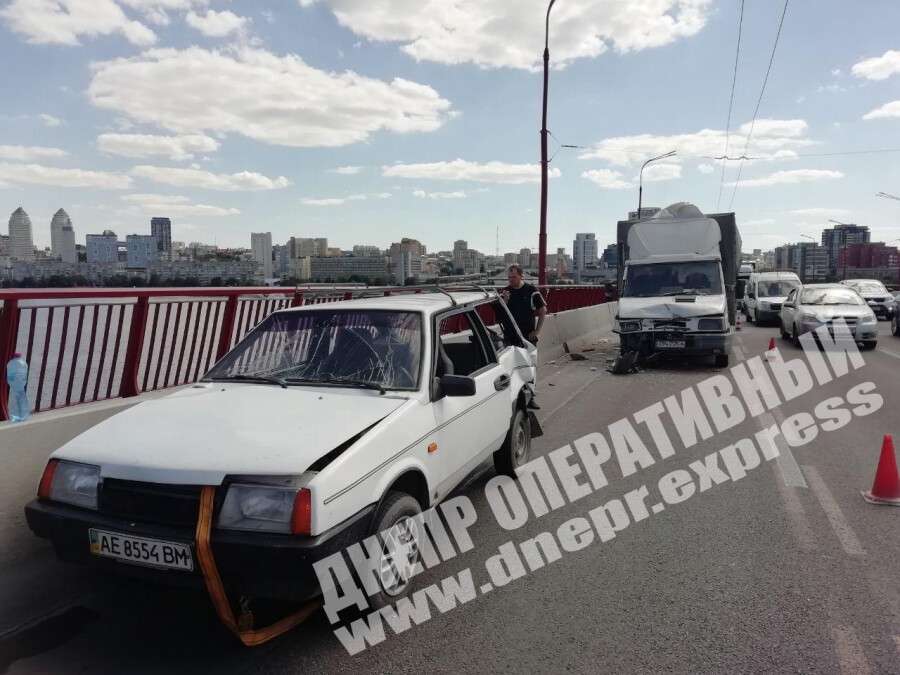 В Днепре на Новом мосту грузовик врезался в Lada, образовалась пробка. Новости Днепра