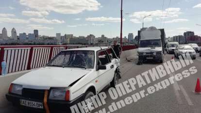 В Днепре на Новом мосту грузовик врезался в Lada, образовалась пробка. Новости Днепра