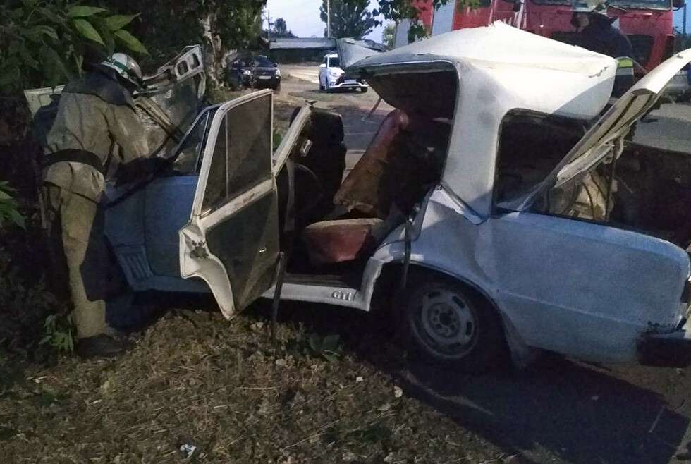 На Днепропетровщине автомобиль ВАЗ врезался в дерево: погиб пассажир, водителя забрала скорая, Новости Днепра