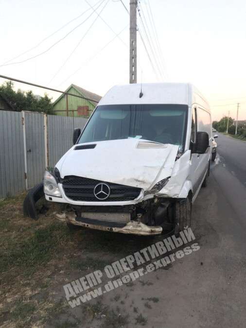 В Днепре на Петрозаводской столкнулись микроавтобус и ZAZ Forza: пострадала пассажирка, Новости Днепра