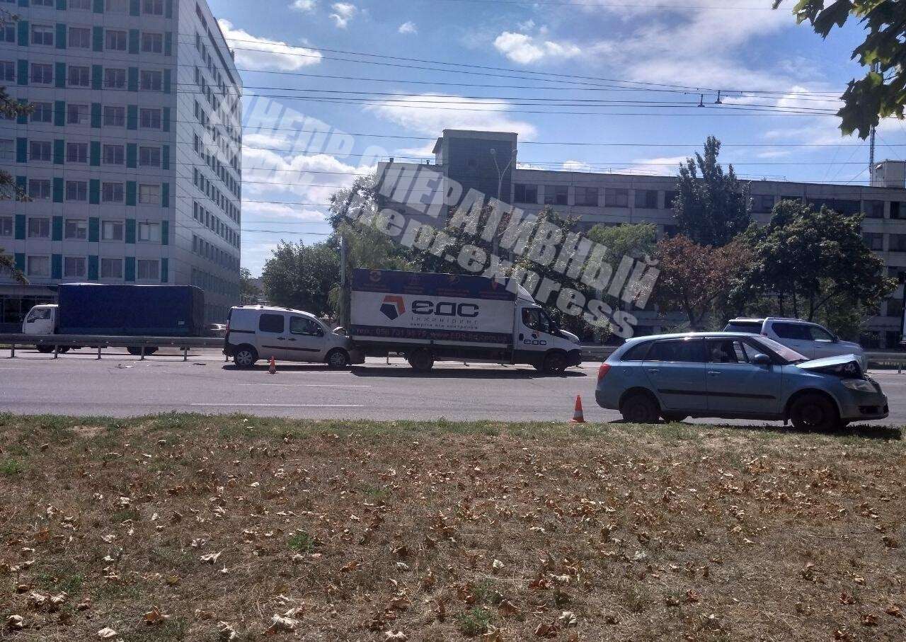 В Днепре на Набережной Заводской произошло тройное ДТП.jpg