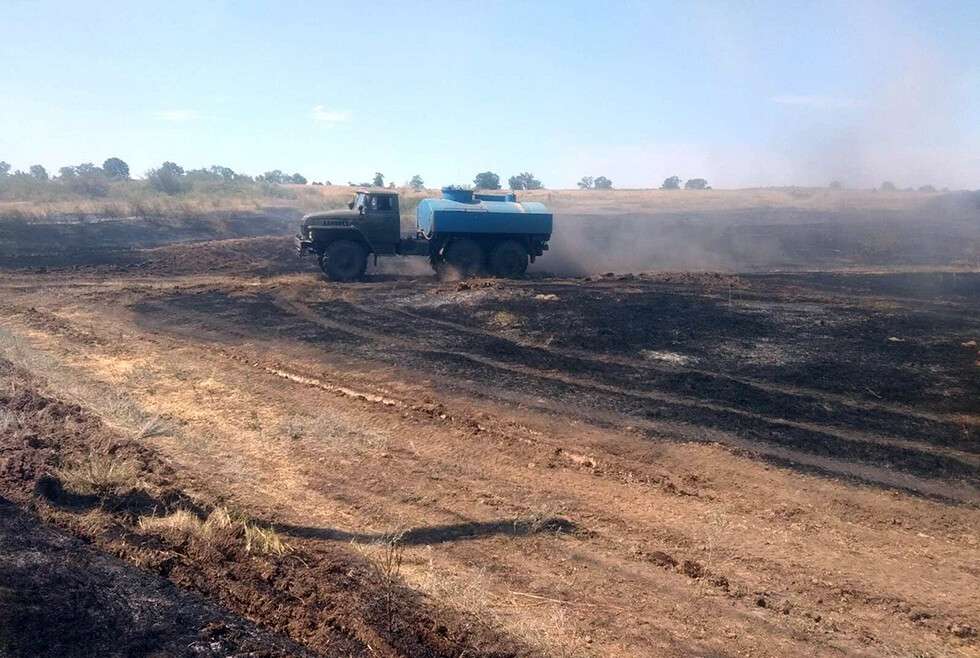 Масштабный пожар на Днепропетровщине: горело поле и здание (фото).jpg