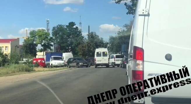 В Днепре автохам выехал на встречную полосу и мешал движению транспорта (видео).jpg