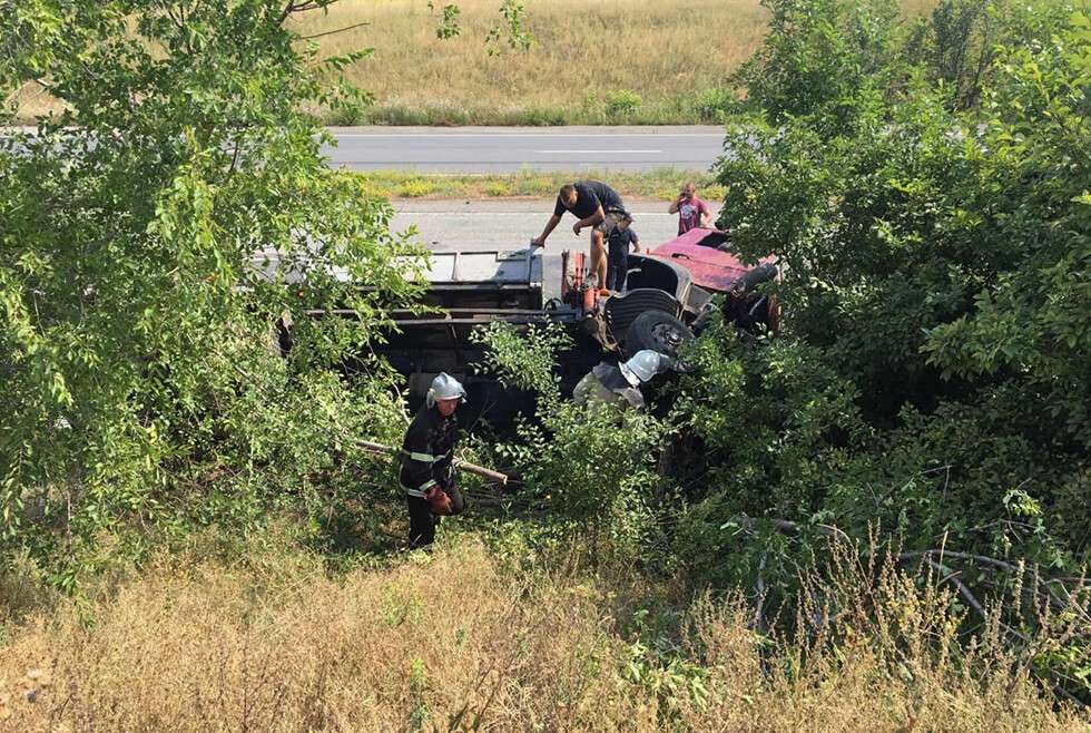 В Днепровском районе грузовик врезался в дерево и перевернулся, Новости Днепра