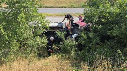 В Днепровском районе грузовик врезался в дерево и перевернулся, Новости Днепра