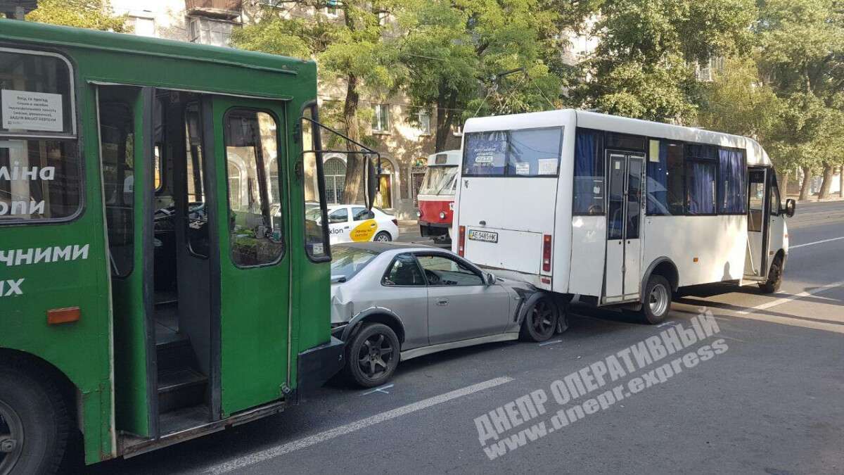 В Днепре на Богдана Хмельницкого произошло тройное ДТП с участием троллейбуса, легкового автомобиля и автобуса, Новости Днепра