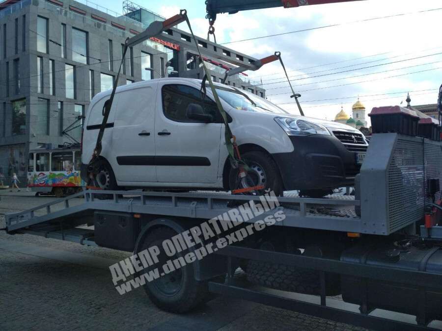 В Днепре вчера эвакуировали 30 автомобилей, припаркованных с нарушениями, Новости Днепра