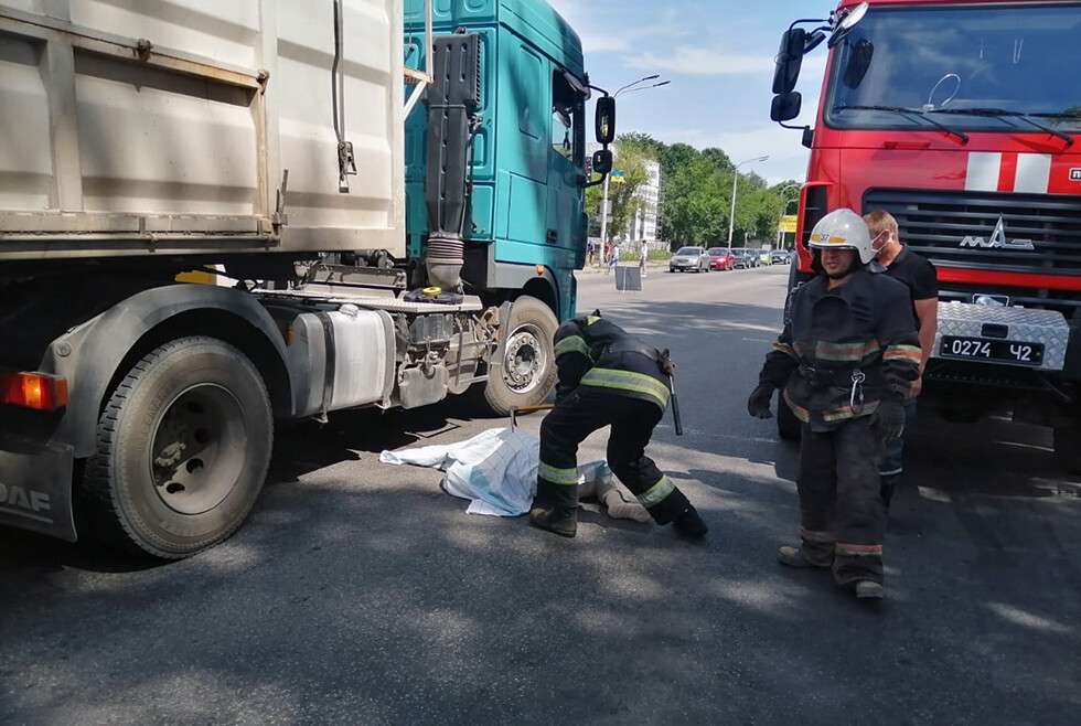 Под Днепром мужчина попал под колеса грузовика.jpg