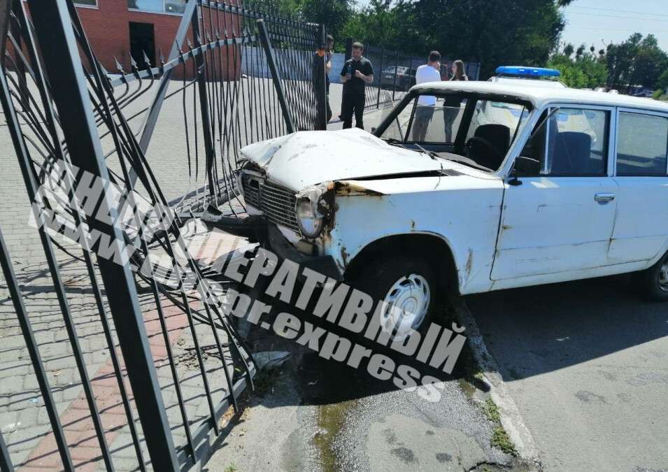 В Днепре пьяный водитель вылетел с дороги и врезался в забор.jpg