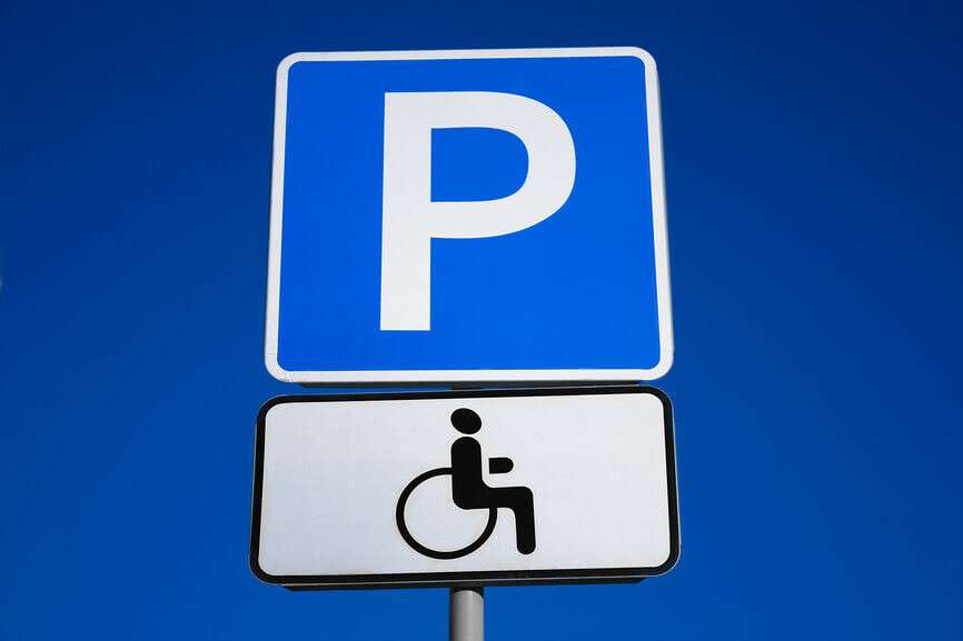 В Днепре на Европейской автохам на BMW припарковался на место для инвалидов, Новости Днепра