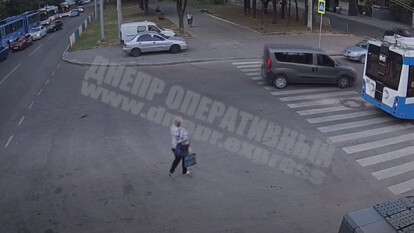 "Гуляю, где хочу": в Днепре на улице Титова и "Озерке" люди бросаются под колеса (видео).jpg
