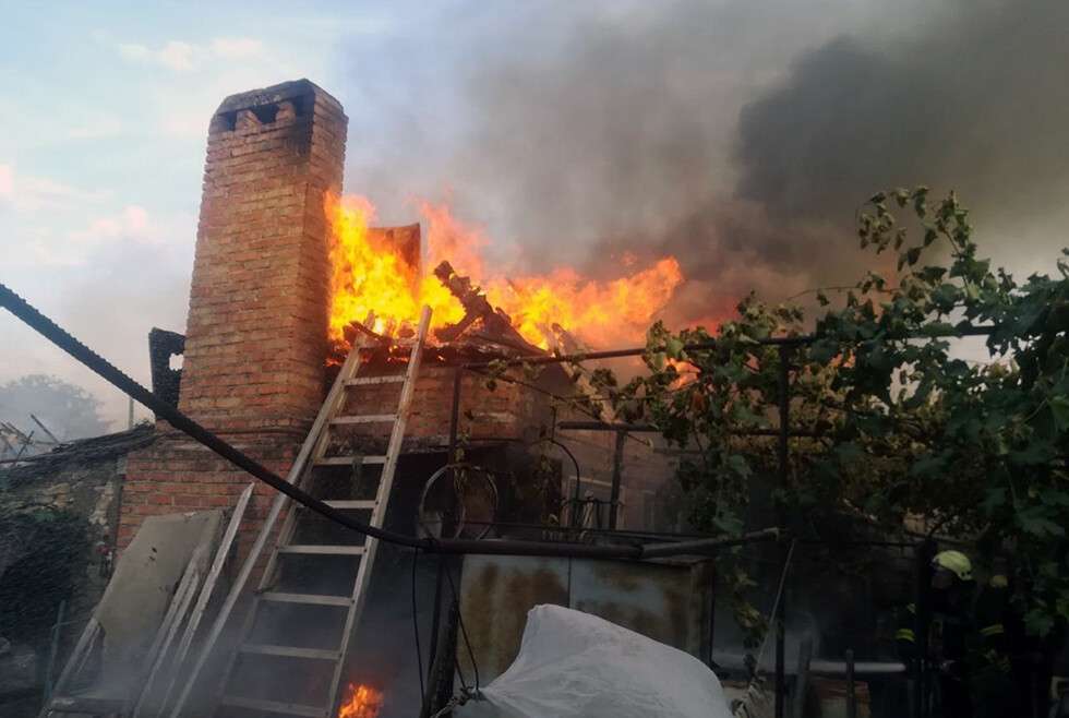 В Днепропетровской области огонь охватил два частных дома: пожар тушили 13 спасателей, Новости Днепра