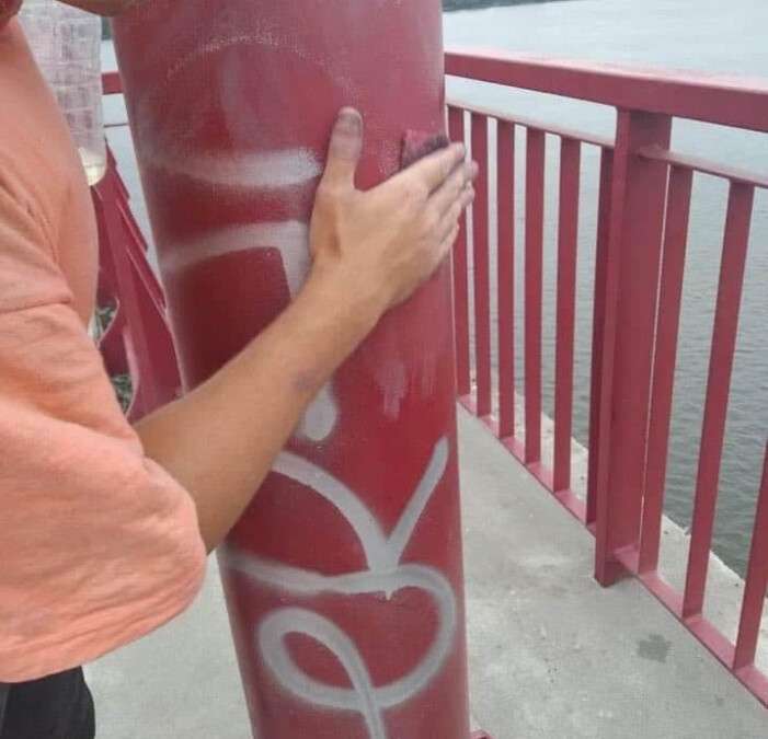 В Днепре вандалы разрисовали 36 фонарных столбов на Новом мосту.jpg