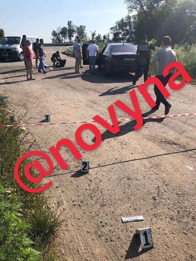 На трассе Киев-Харьков неизвестные расстреляли автомобиль с пассажиром.jpeg
