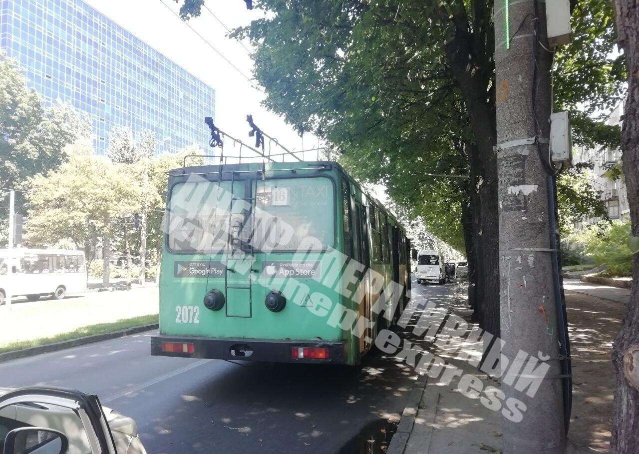 В Днепре на Гагарина троллейбус влетел в маршрутку.jpg