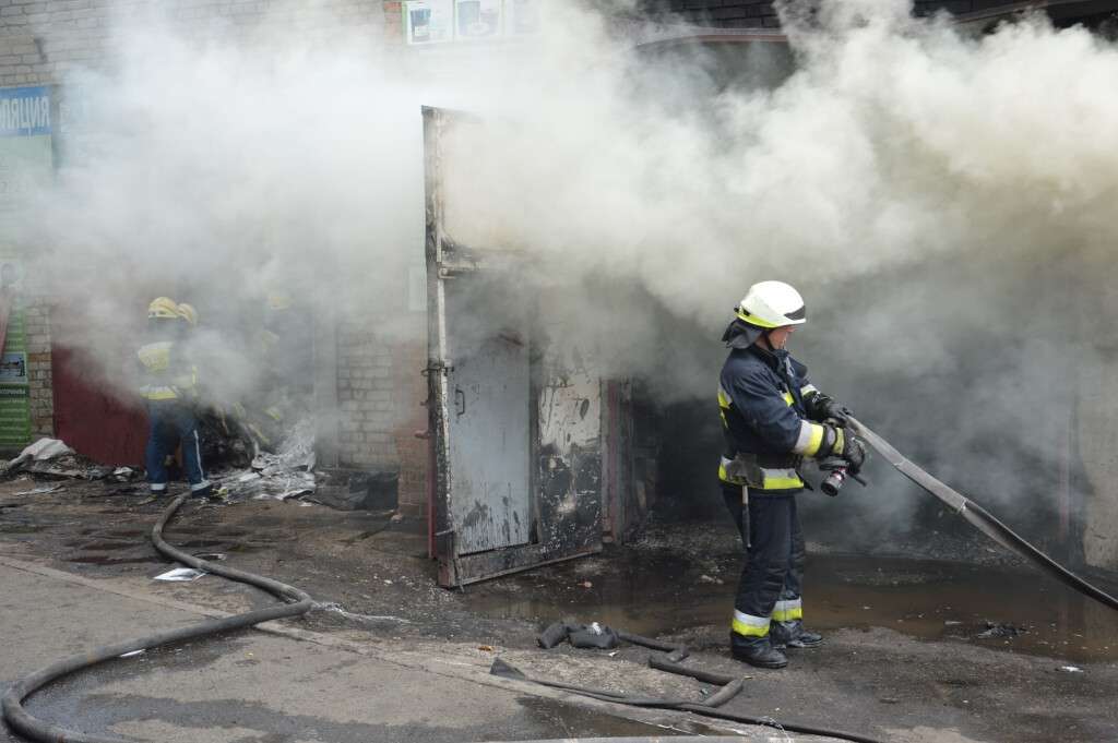В Днепре горело здание на территории Метизного завода.jpg