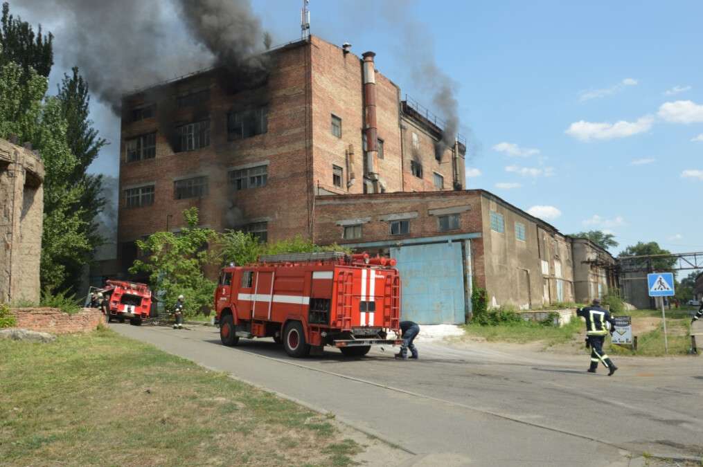 В Днепре горело здание на территории Метизного завода.jpg